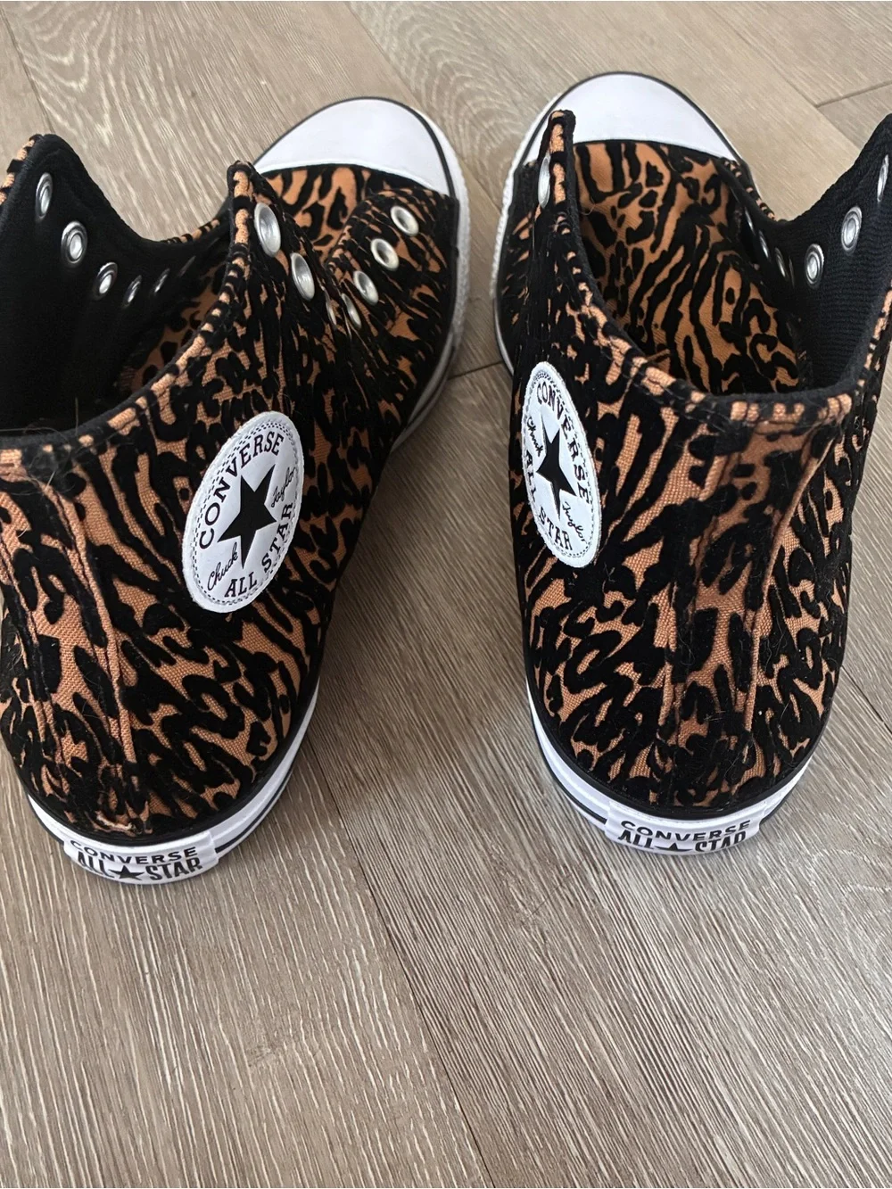 Converse leopard print high top sneakers Velvet Men’s size 10 women’s size 12